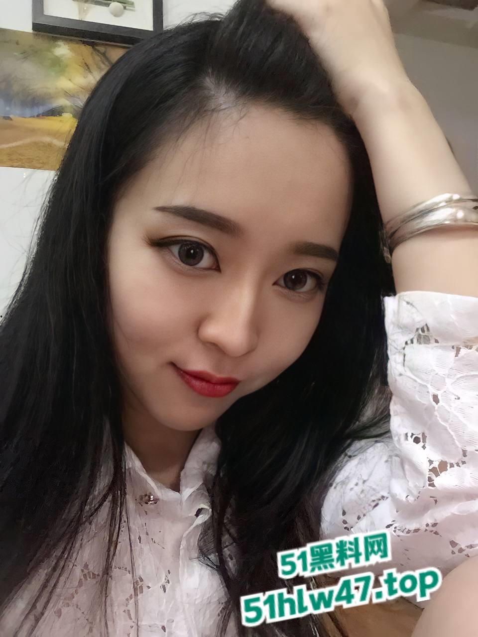 瓜友曝光性感骚妻，浙江杭州骚母狗【苏小雪】幼师骚逼，喜欢颜射吞精勾引学生家长被其老公发现曝光。