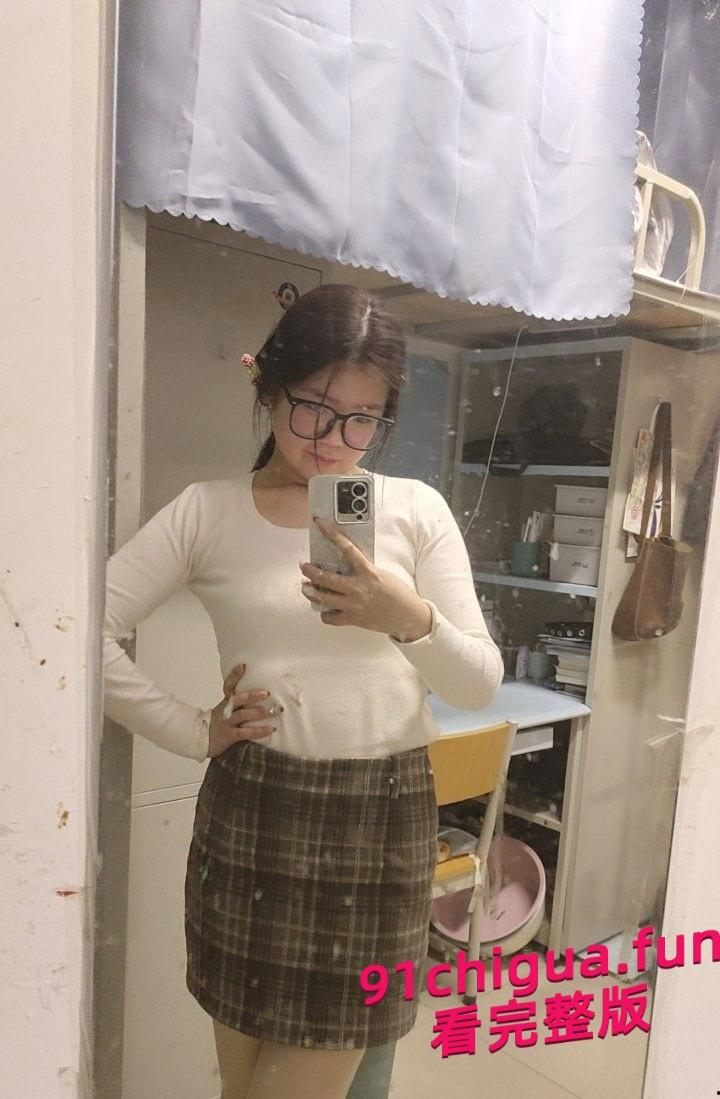 洛阳师范学院 王钦辉 肥臀眼镜骚母狗 被绿帽男友带出去群交约炮