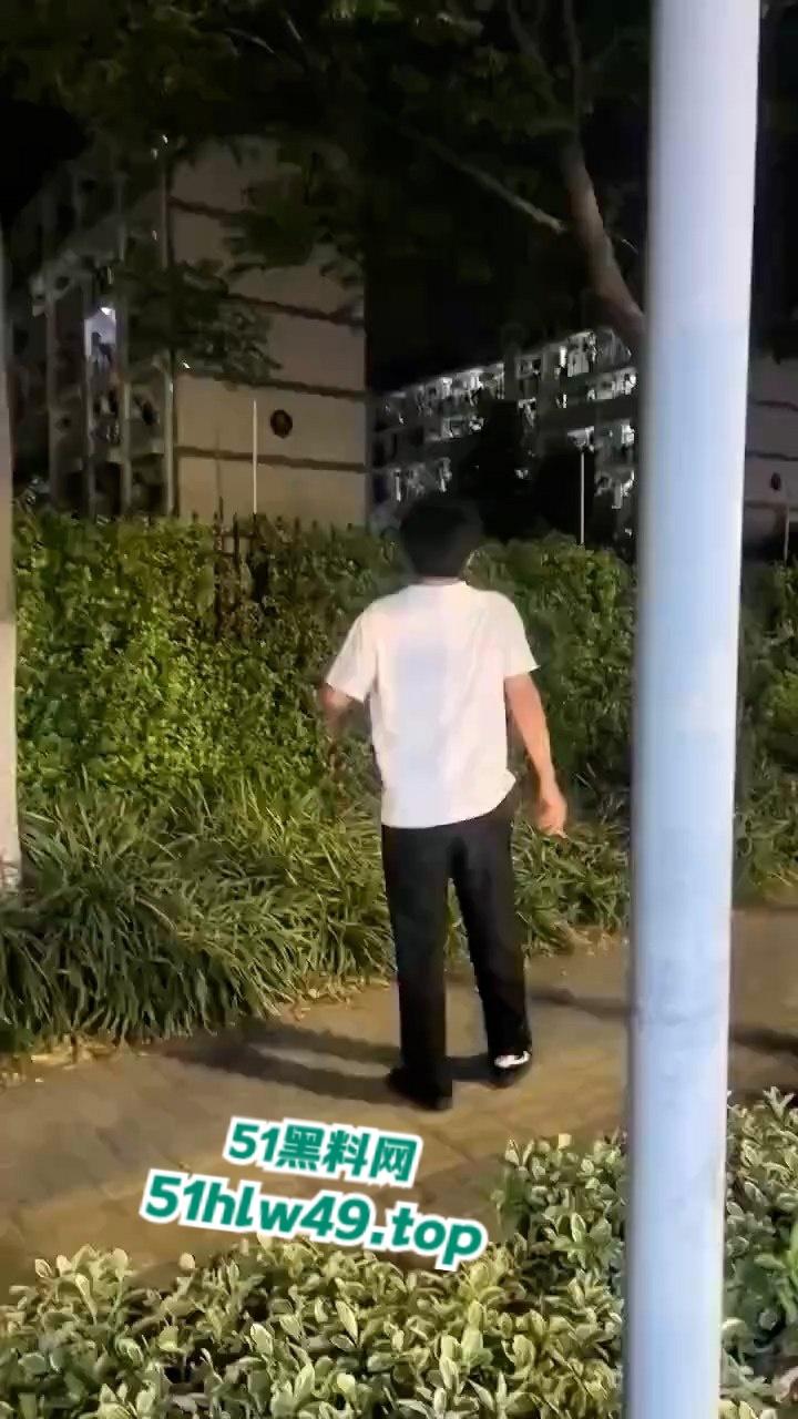 江苏泰州纯爱小哥千里寻爱，得知被女友戴多顶绿帽，人财两失当街破防楼下大骂婊子。