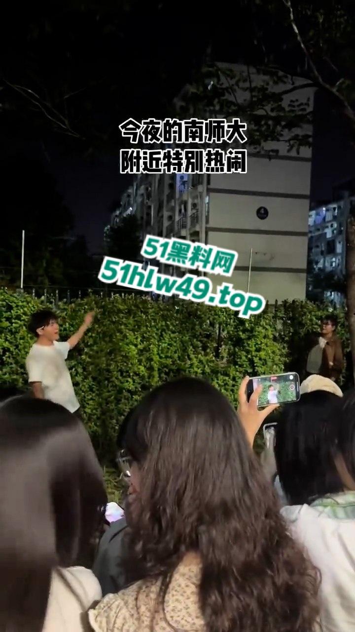 江苏泰州纯爱小哥千里寻爱，得知被女友戴多顶绿帽，人财两失当街破防楼下大骂婊子。