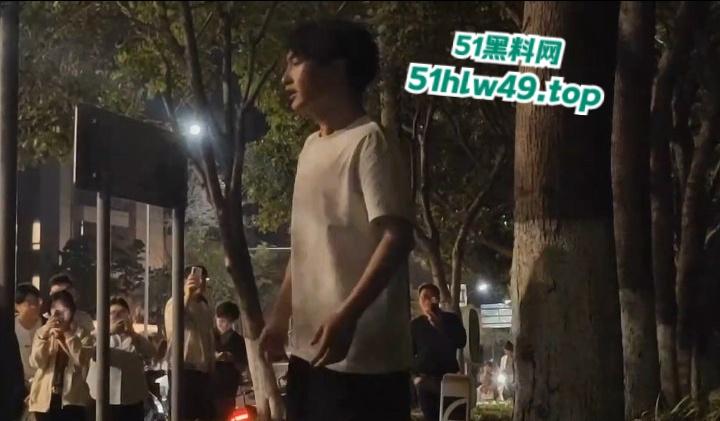 江苏泰州纯爱小哥千里寻爱，得知被女友戴多顶绿帽，人财两失当街破防楼下大骂婊子。