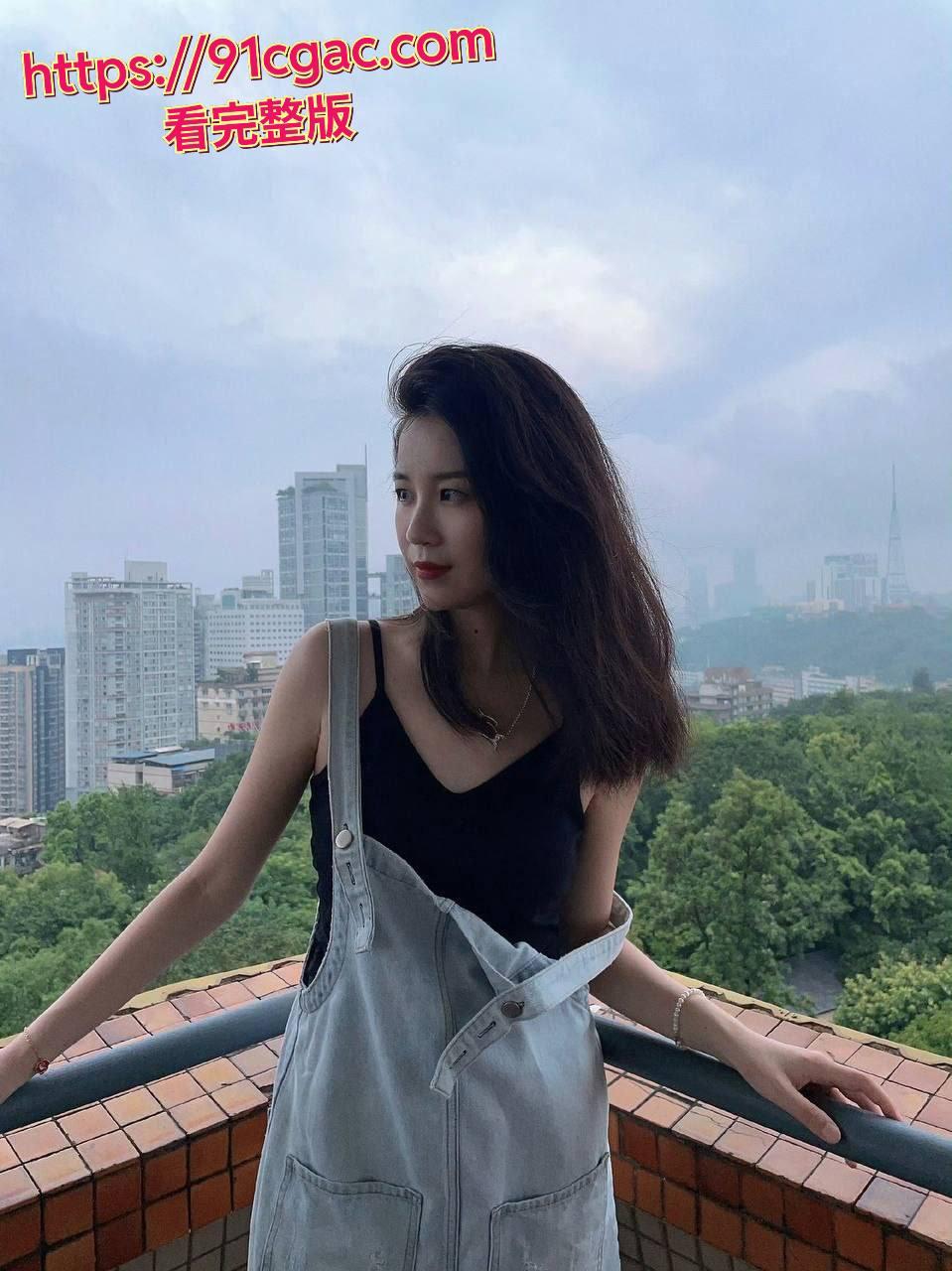 顶级绿帽龟男！美艳妻子被后入猛干，骚话调戏，老公自撸看戏！