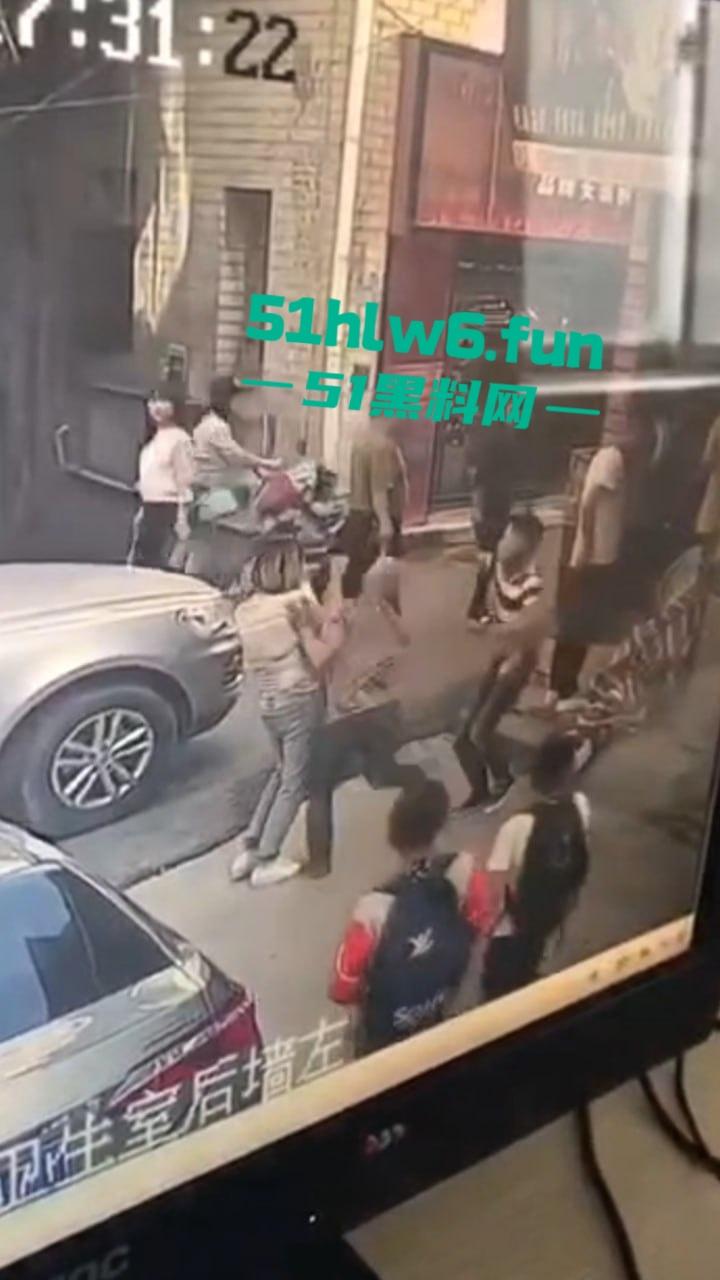 郑州男子持菜刀事件，妻子出轨被老公发现，直接拿菜刀当场砍死奸夫再追妻子狂砍。