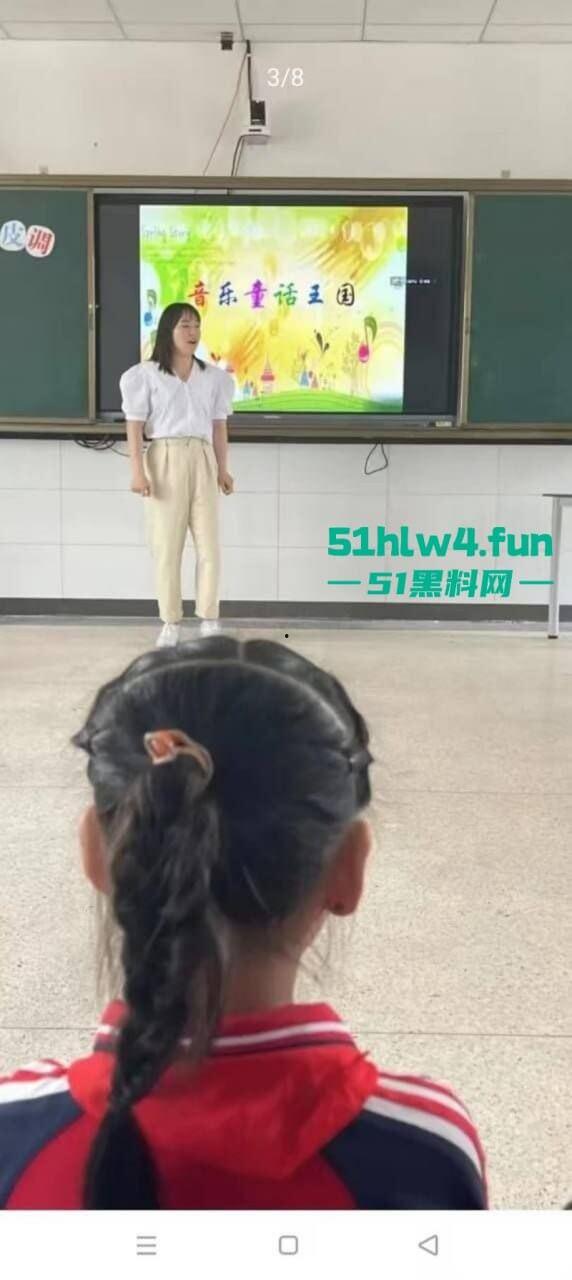 披着老师的外衣行母狗之事，苍南县蒲城学校音乐老师【洪冬暖】带情夫回家打炮被抓现场视频流出。