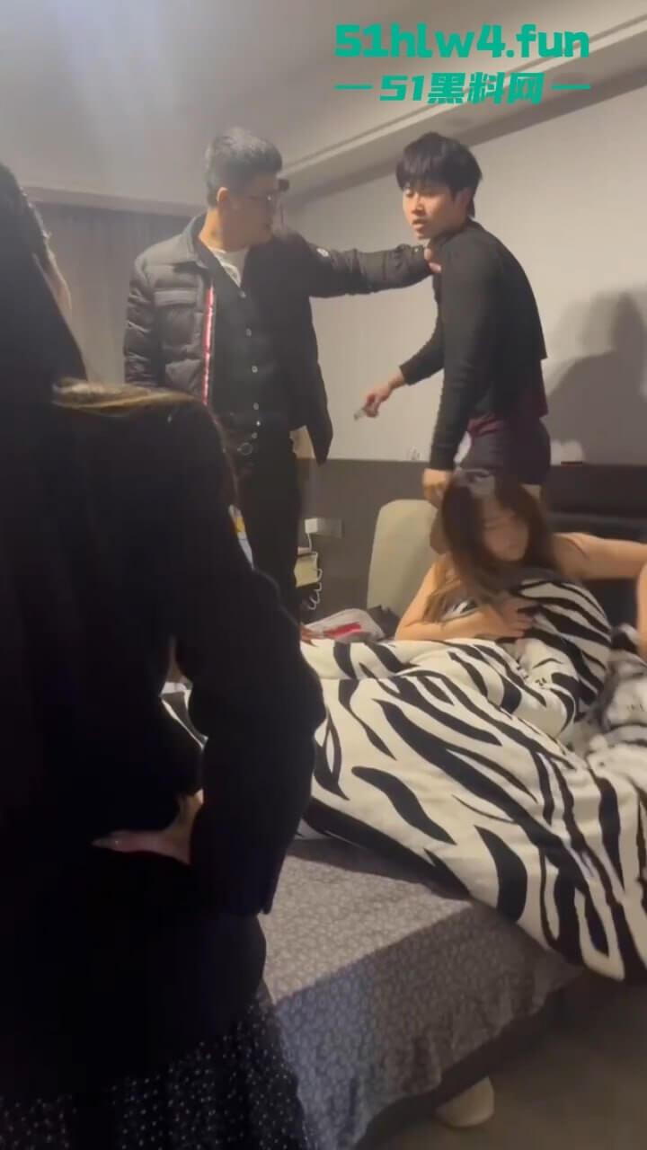 披着老师的外衣行母狗之事，苍南县蒲城学校音乐老师【洪冬暖】带情夫回家打炮被抓现场视频流出。-9