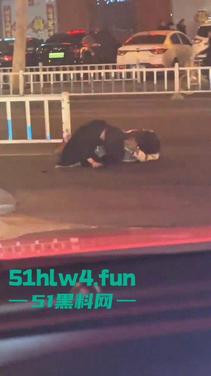 两美女街边对战，拿高跟鞋疯狂打砸据悉是小三被抓，原配暴怒殴打这小三一看就是个嫩妹。