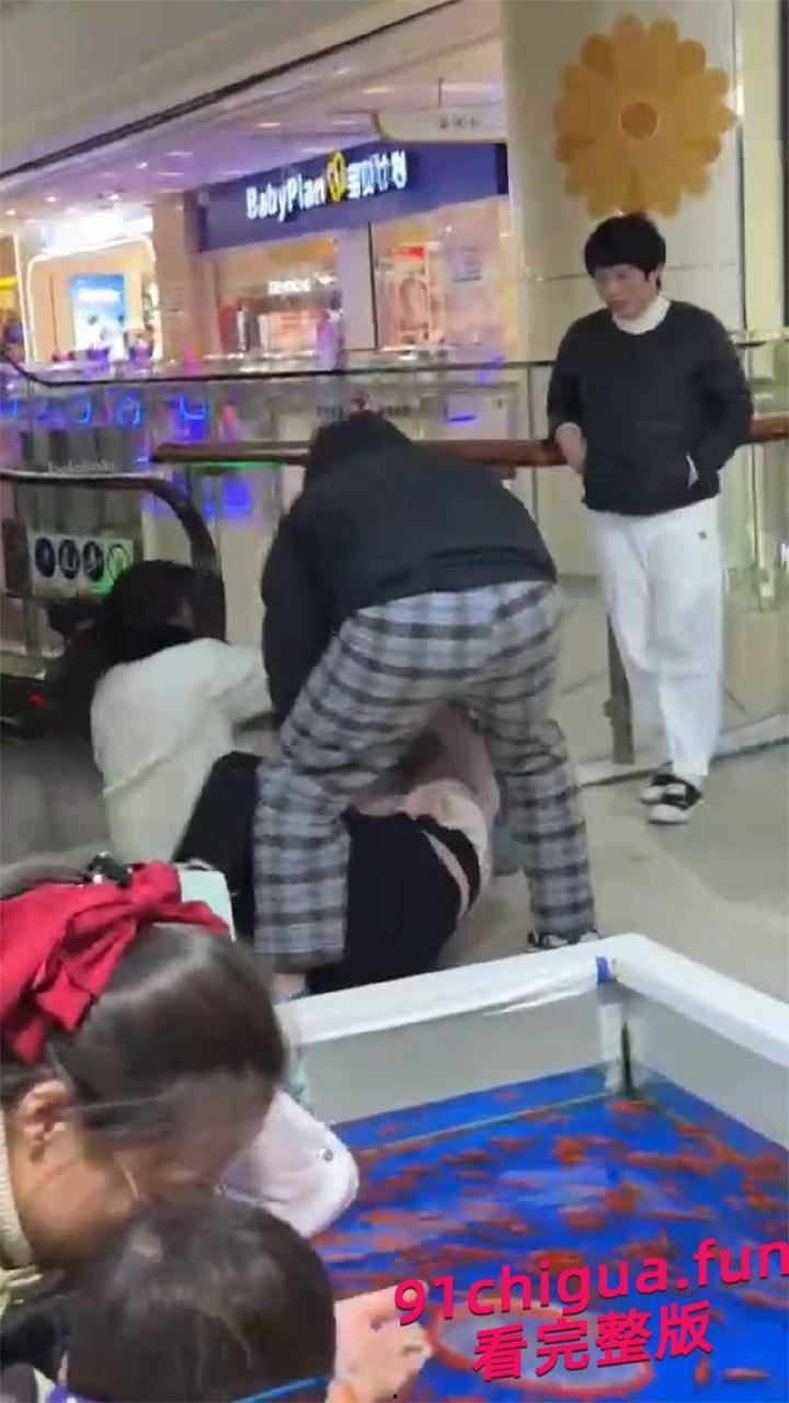 江苏徐州邳州市中钰商场原配抓小三直接上手扒光衣服