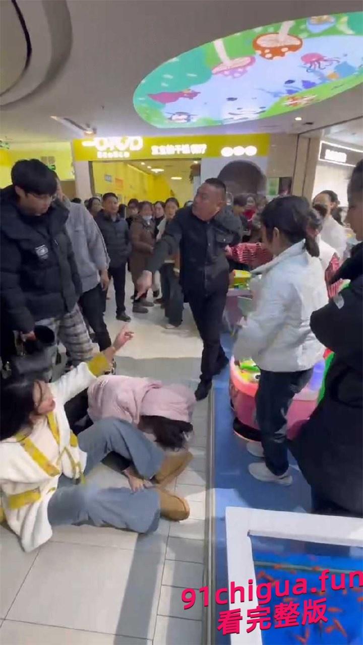 江苏徐州邳州市中钰商场原配抓小三直接上手扒光衣服